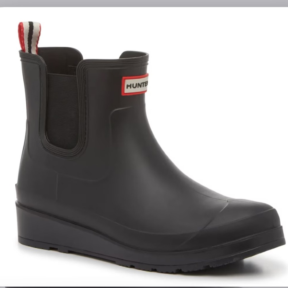Hunter woman’s Black Chelsea Short Rain Boot with Red Logo